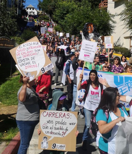 Primer día de paro docente con importantes movilizaciones en la provincia