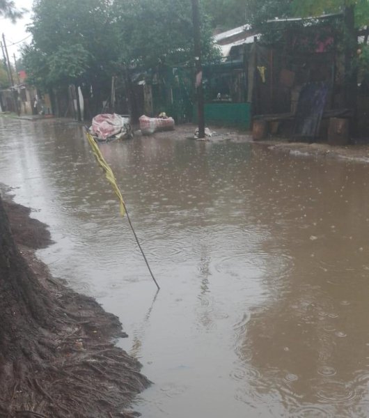 Vecinos de Capitán Bermúdez cortan la ruta por la inundación de sus barrios