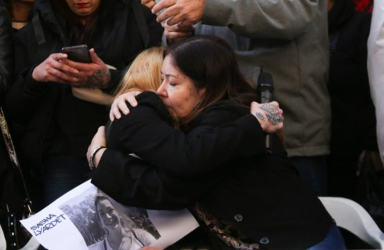 La hermana de Sasha Lyardel y la mamá de Nicolás Mayorga en la conferencia de prensa en el SERPAJ.