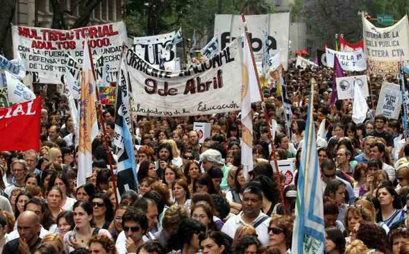 Desde Argentina, docentes en lucha repudian la represión a maestros de Oaxaca 