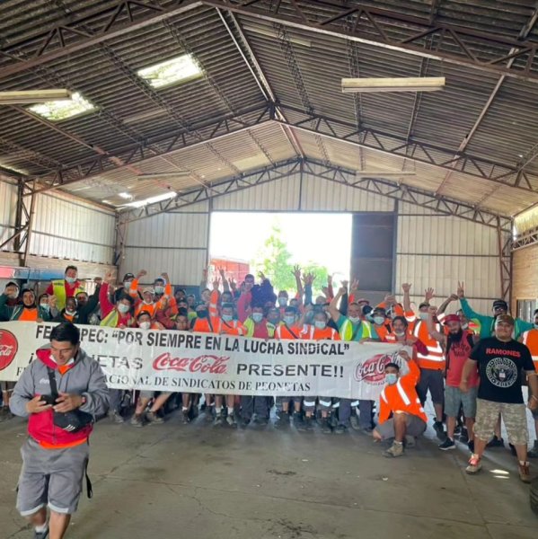 Trabajadores de Coca Cola se toman sucursal de Embonor en Linares, denunciando hostigamiento laboral 