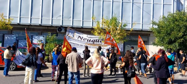 Cerámica Neuquén se movilizó a CALF para exigir la reconexión de la luz