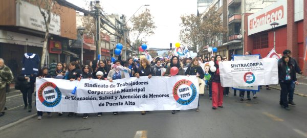 Con una gran marcha, trabajadores del sindicato de la Corporación Municipal de Puente Alto entregan su pliego petitorio 2023-2025