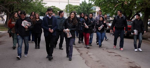 Del Caño y Barbeito junto a los trabajadores de la bodega Fecovita