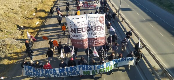 Importante jornada de lucha contra el remate y desalojo de Cerámica Neuquén