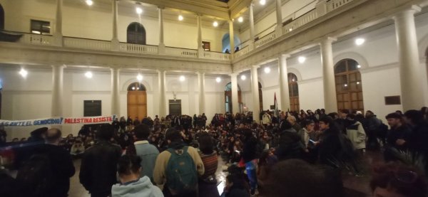 Asamblea abierta en Casa Central contra el genocidio vota jornada nacional de protesta y paralización este 24 de mayo 