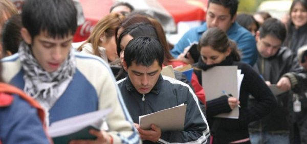 Más de 140 mil jóvenes aún no recuperan sus puestos de trabajo tras la pandemia