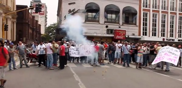 Obreros del Ingenio San Juan marchan a Casa de Gobierno y Tribunales