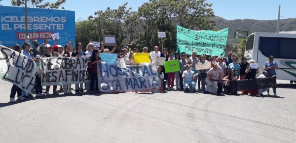 En Punilla el personal de salud realizó asambleas y corte parcial de de ruta