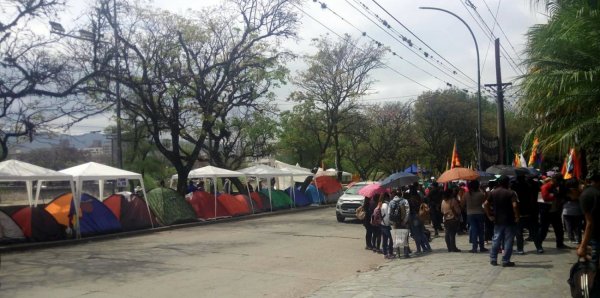 Madres y padres acampan desde el lunes por habilitación de Jardín Intercultural Bilingüe