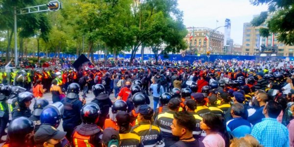 Fuerte operativo policíaco encapsula a manifestantes por Ayotzinapa