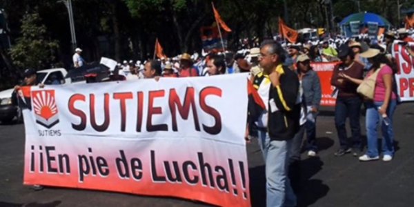 Marchan estudiantes y trabajadores de las prepas del DF en defensa de su proyecto educativo