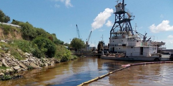 Derrame de petróleo en el río Paraná