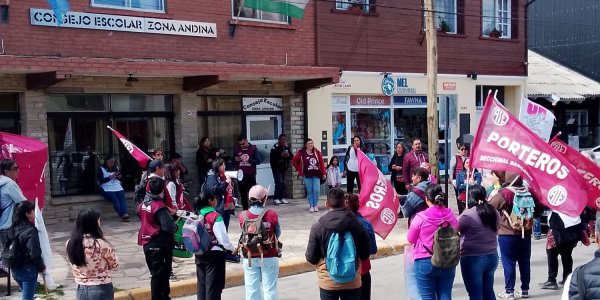 Auxiliares de las escuelas se manifestaron en el Consejo Escolar de Bariloche exigiendo reincorporación.