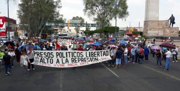 Marchan maestros y normalistas en Morelia en repudio a la represión