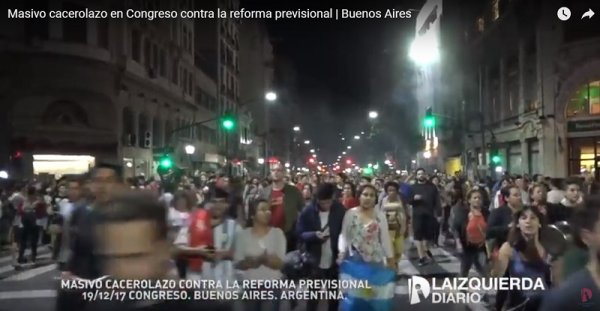 [Video] Masivo cacerolazo en Congreso contra la reforma previsional 