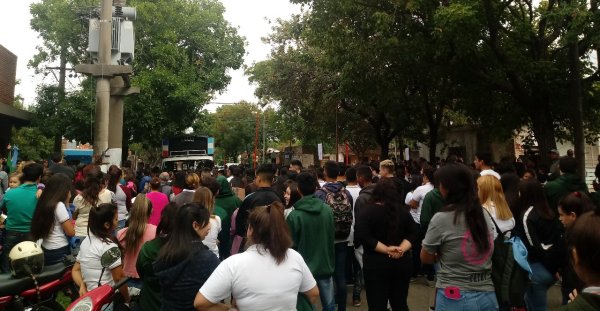 Clase pública en la Escuela N° 328, en apoyo a la lucha docente 