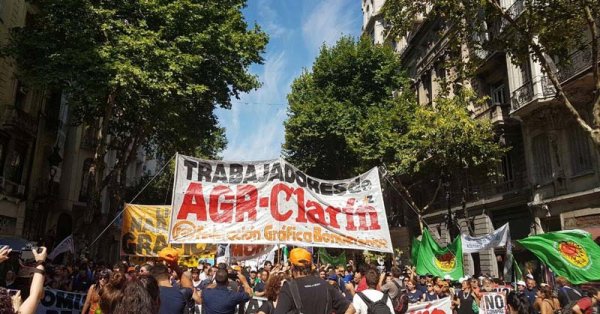 Trabajadores de AGR-Clarin y organizaciones sociales se movilizaron al ministerio de trabajo, Triaca se negó a recibirlos.