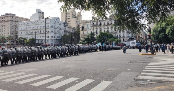 Masiva marcha a Capital Humano: manifestantes resisten dura represión de Gendarmería, la Federal y la Policía porteña