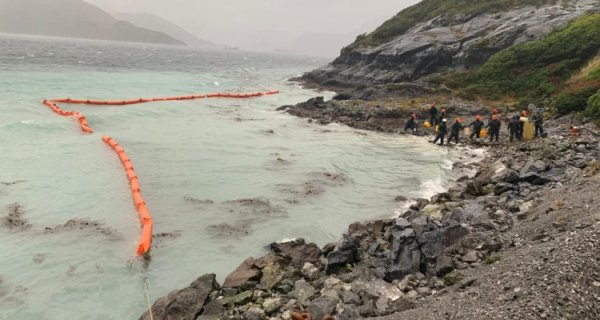 Chile, una minera derramó 40 mil litros de diesel al mar y el gobierno la justifica