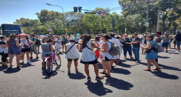 Docentes y familias de Barracas comenzaron a organizarse ante la ola de calor