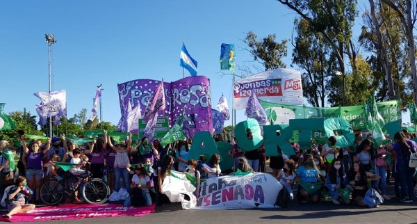 ¡Que sea ley!: en La Plata se realizó un “puentazo” y pañuelazo por el aborto legal