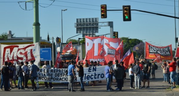 Trabajadores de Electrolux exigen que se cumpla su reinstalación y realizan un corte en Rosario