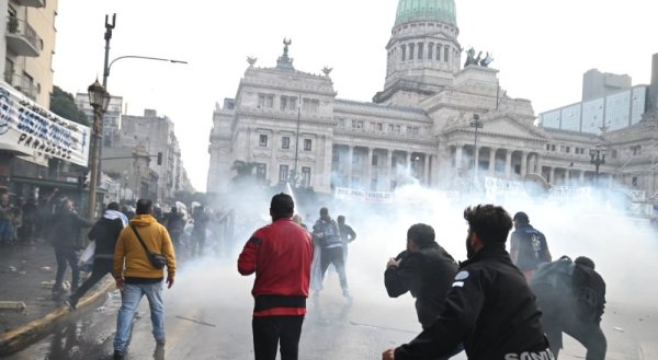 Tratamiento de la Ley Bases: cobertura colaborativa del colectivo Enfoque Rojo 