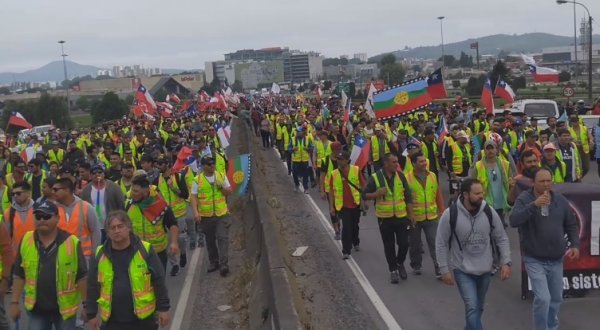 Masiva marcha de trabajadores portuarios desde Talcahuano a Concepción