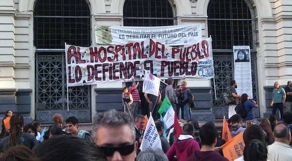 Se realizó marcha contra la privatización del Hospital de Clínicas