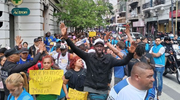 “No somos mafia, somos trabajadores”: manteros marcharon reclamando su derecho a trabajar