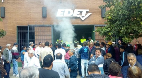 “No paguemos la luz”: cientos de personas protestaron frente a las oficinas de Edet