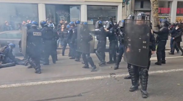 Policía reprime las marchas del 1 de Mayo en París y otras ciudades