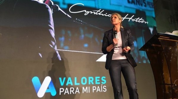 Furia celeste: Cynthia Hotton lanzó otro partido antiderechos lleno de dinosaurios