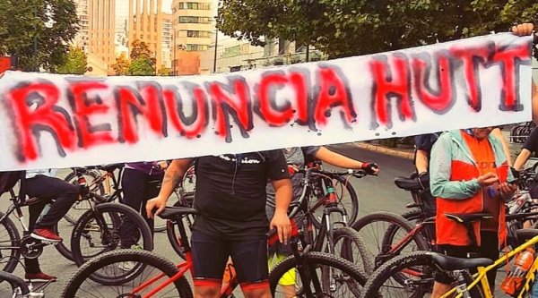 #RenunciaHutt Paro Nacional Ciclista en todo Chile exigiendo la renuncia de la ministra Hutt