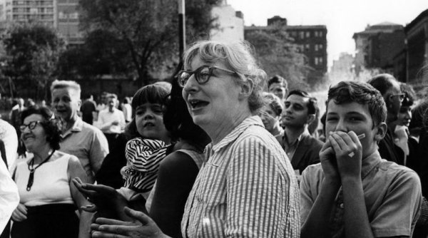 Una mujer levanta la voz