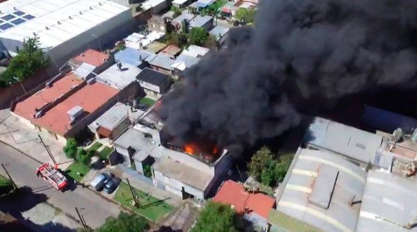 Incendio en fábrica de pinturas de Loma Hermosa