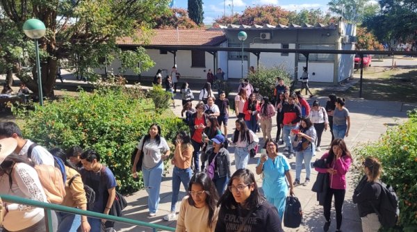 Estudiantes de enfermería de la Universidad de Salta logran frenar cambio del plan de estudios