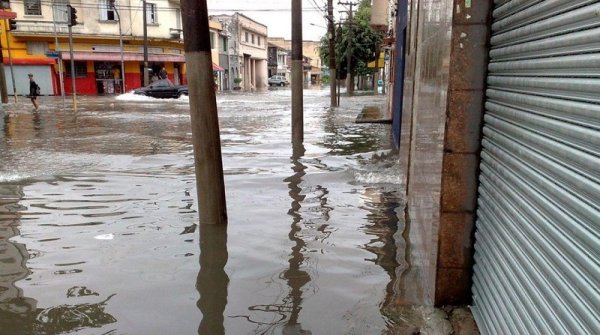 Mientras Vidal y Magario cruzan críticas, ya son 5.000 los evacuados por inundaciones 