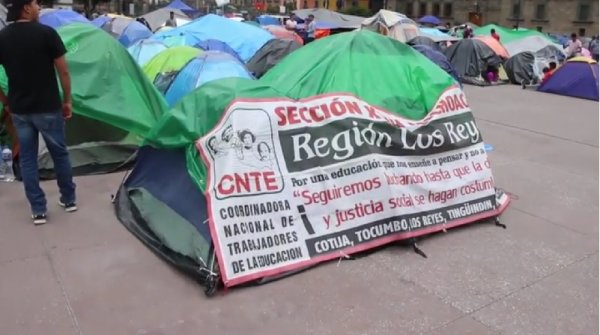 Sección XVIII de la CNTE y normalistas mantienen plantón en el Zócalo