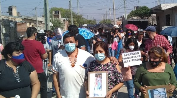 Familiares y vecinos de Iara Rueda marcharon por su aparición en Palpalá 