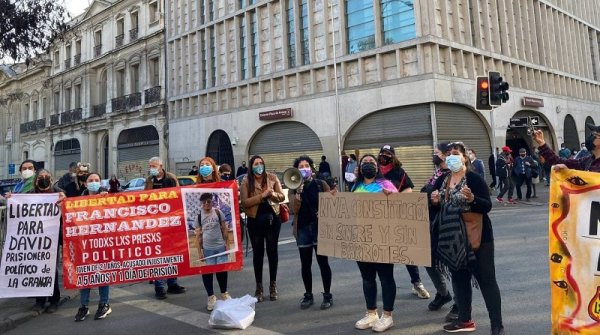 Familiares de presos políticos se manifestaron en segundo día de la Convención en Chile