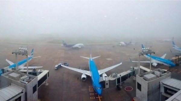 Niebla en el AMBA: visibilidad reducida y vuelos afectados en Ezeiza y Aeroparque