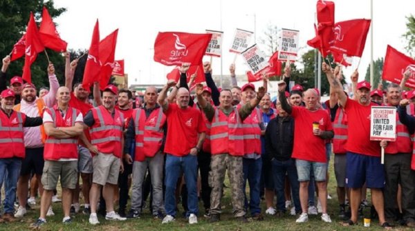 Empezó la huelga en el puerto más grande del Reino Unido por aumento de salarios