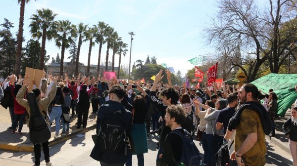 Realizaron un abrazo a la UNC contra el ajuste y por el salario docente