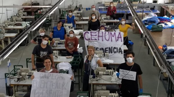 Estudiantes colaboran como voluntarios con las obreras textiles que producen barbijos