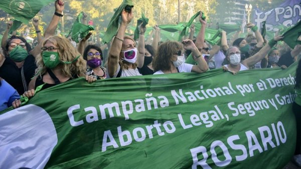 [Fotogalería] Pañuelazo en Rosario por el #AbortoLegal2020 