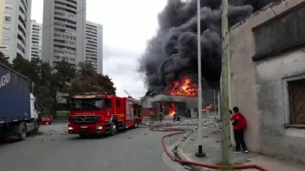 Voraz incendio en un predio de fábricas de Avellaneda