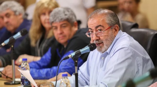 El Gobierno recibe a la CGT para negociar la reforma laboral y contener la bronca por el ajuste