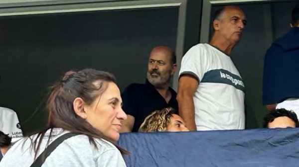 Sturzenegger fue a ver a Gimnasia, fue repudiado por los hinchas y se refugió en un palco